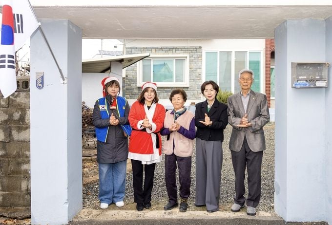 경북 칠곡군 왜관읍에서 열린‘3월의 산타’물품 전달식에서 왼쪽부터 박은화 왜관가온로타리클럽 초대회장, 김선희 회장, 독립유공자 후손 장정희 씨, 윤영란 칠곡군청 사회복지과장, 장상규 광복회 경북도지부 칠곡·고령·성주연합지회장이 기념촬영을 하고 있다.