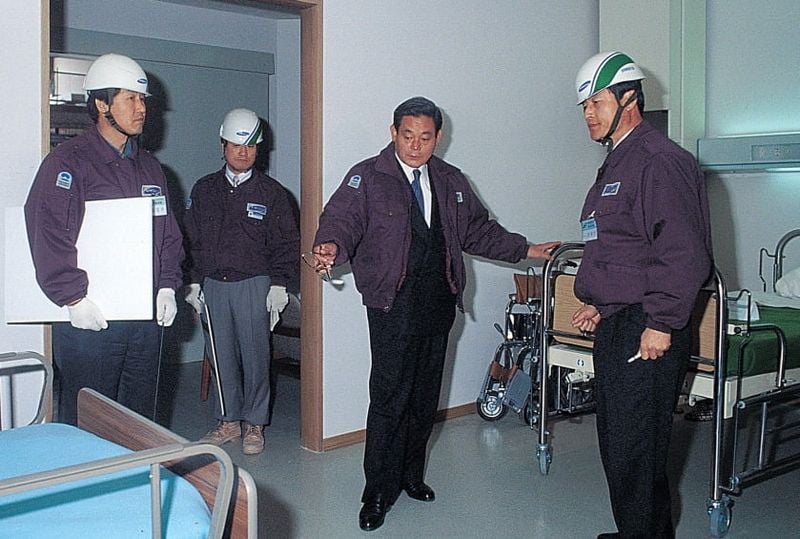 이건희 선대회장(오른쪽 두번째)이 지난 1993년 4월 삼성서울병원 건설 현장을 찾아 점검을 하고 있다. (사진=삼성전자)