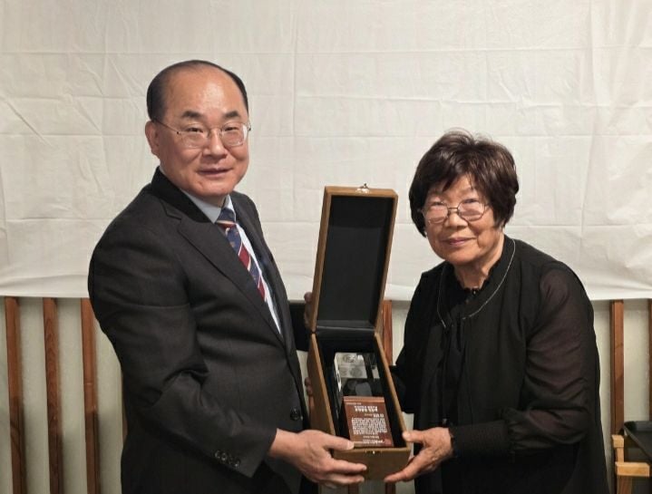 고(故) 최상훈 아스트로닉 회장의 부인 최옥계 동문(오른쪽)이 기부 약정 후 최재원 부산대 총장과 기념사진을 촬영하고 있다. [사진제공 부산대]