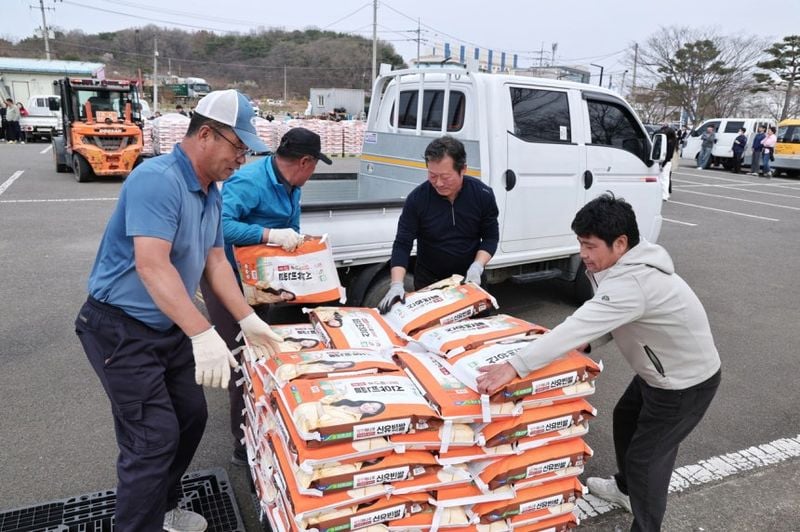 당진시는 6일 신 선수가 기탁한 해나루쌀 10kg 3125포(1억 원 상당)를 읍면동 행정복지센터와 지역사회복지시설에 전달했다. (사진=당진시 제공)