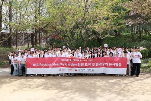 14일 서울시 성동구 서울숲에서 AIA생명은 자사 및 AIA 프리미어파트너스 임직원, 마스터 플래너 등 총 110여명이 정원 조성 및 환경정화 봉사활동인 'Plant Together, Give Together를 진행했다.(사진=AIA생명)