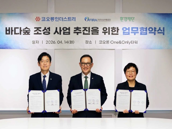 코오롱인더스트리는 14일 서울 강서구 코오롱 One&Only 타워에서 한국수산자원공단 및 환경재단과 함께 ‘바다숲 사업’ 추진을 위한 업무협약(MOU)을 체결했다. 왼쪽부터 김종덕 한국수산자원공단 이사장, 허성 코오롱인더스트리 대표이사,이미경 환경재단 대표. [사진=코오롱인더스트리]