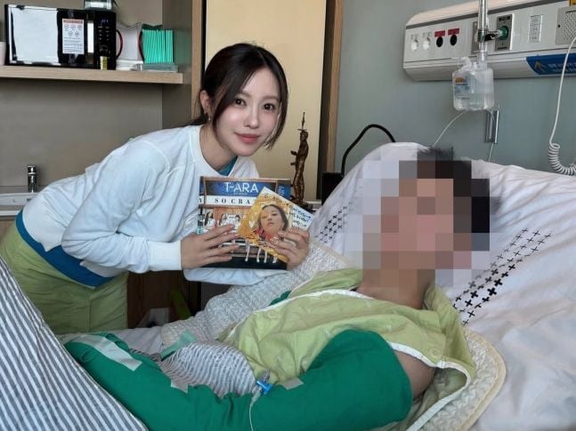 아픈 팬을 위해 직접 병실을 찾아간 티아라 효민 [사진=효민 인스타그램 캡처]