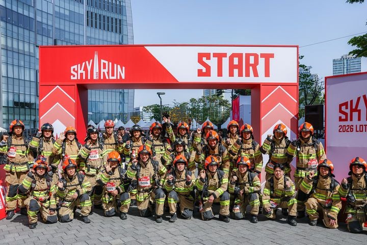 2026 롯데 스카이런에 소방관들이 장비를 착용한 채 참가했다.(사진=롯데물산)