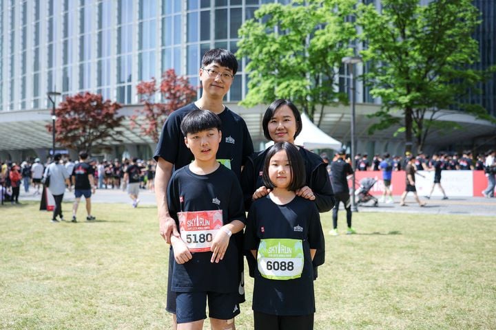 2026 롯데월드타워 스카이런에 참가한 강규빈 군의 가족(사진=롯데물산)