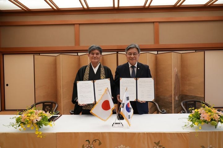 지난 18일 일본에서 진행된 한·일 문화유산 학술교류 사업 추진을 위한 기부협약식에 참석한 허민 국가유산청장(오른쪽)과 고덕원 주지 사토 다카오 (사진=국가유산청 제공) 