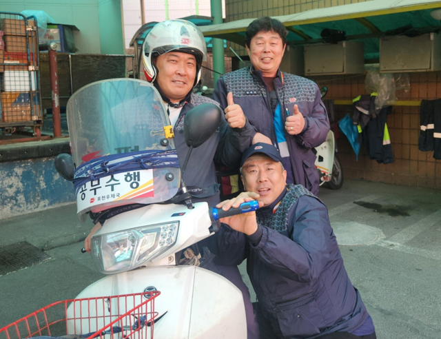 경기 포천의 한 상가 건물에서 발생한 화재를 진압한 포천우체국 집배원들. [사진제공 경인지방우정청]