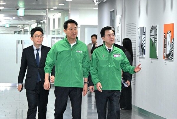 오세훈 서울시장(가운데)과 김태흠 충청남도지사(오른쪽 첫 번째)가 22일(수) 서울시청에서 열린 '2026 서울국제정원박람회 및 태안국제원예치유박람회 성공개최를 위한 정책 브리핑' 참석을 위해 행사장에 들어서고 있다. [사진=서울시]