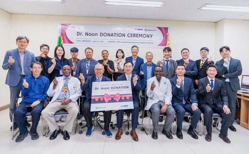 에티오피아 MCM병원에서 열린 기부 전달식에서 정재훈 동아에스티 사장(첫째 줄 오른쪽에서 네 번째), 김성중 MID 대표(첫째 줄 오른쪽에서 다섯 번째), 오준호 메디웨일 본부장(둘째 줄 오른쪽에서 네 번째) 등 참석자들이 기념 촬영하고 있다. (사진=동아ST제공)