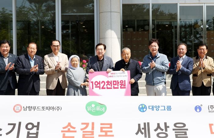 중기사랑나눔재단 관계자들이 6일 충북 음성군 꽃동네재단을 방문해 물품 전달식을 사진 후 기념 촬영을 하고 있다. 사진은 왼쪽 넷째부터 윤시몬 수녀, 김기문 중소기업중앙회장, 오웅진 꽃동네재단 이사장.  [중소기업중앙회]