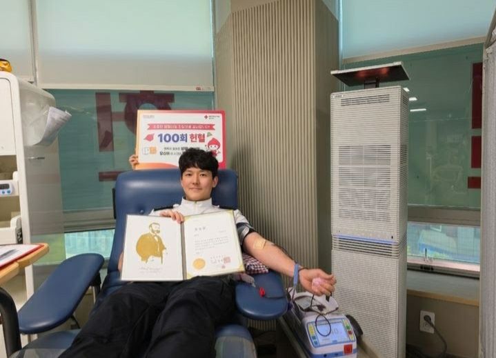 지난 9일 이상진 경장이 헌혈 100회에 참여하고 있는 모습.[사진제공 통영해경]