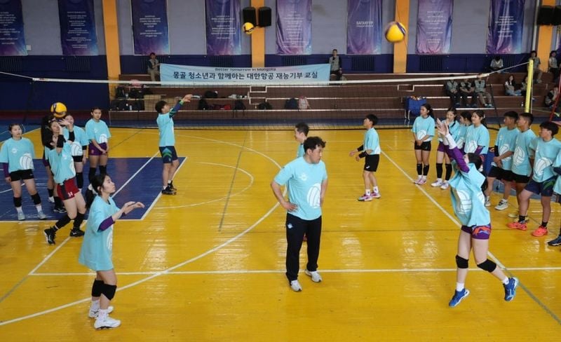대한항공 임직원들이 12일 몽골 울란바타르시 바가노르구에 위치한 군갈루타이 국립학교에서 현지 학생들이 참여하는 점보스 배구교실 수업을 하고 있다. 점보스 배구교실에는 최근까지 배구단에서 선수와 코치로 활약했던 직원들이 차수별로 2명씩 동행해 기본 배구 기술을 지도하고, 점보스와 함께하는 실습 및 미니게임을 진행했다. [사진제공 대한항공]