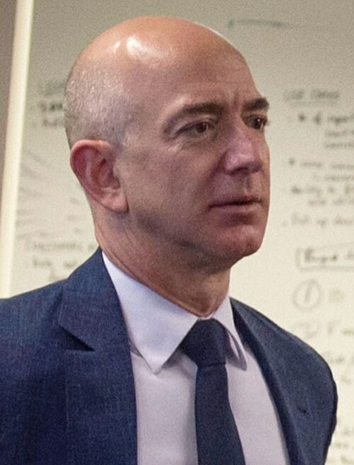 제프리 프레스턴 조겐슨 (Jeffrey Preston Jorgensen)[1][2], 1964년 1월 12일 ~), 전문적으로 제프 베조스(Jeff Bezos)는 미국의 기술 관련 기업가이자, 투자자이다. 아마존닷컴의 설립자이자 최고 경영자(CEO)로 잘 알려져 있다. [사진제공 위키백과]