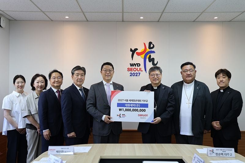 대원제약 백인환 대표이사 사장이 서울대교구장 정순택 대주교에게 2027 서울 세계청년대회 기부금을 전달하고 있다. [사진제공 서울대교구 홍보위원회]
