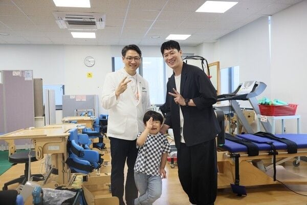 배우 진선규‧박보경 부부가 보바스어린이재활센터에 1000만 원을 기부했다. [사진제공:롯데의료재단]