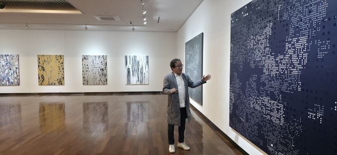 박종규 작가가 ‘노이즈의 예술’ 초대전에서 작품 설명을 진행 중이다. (사진제공 계명대학교)
