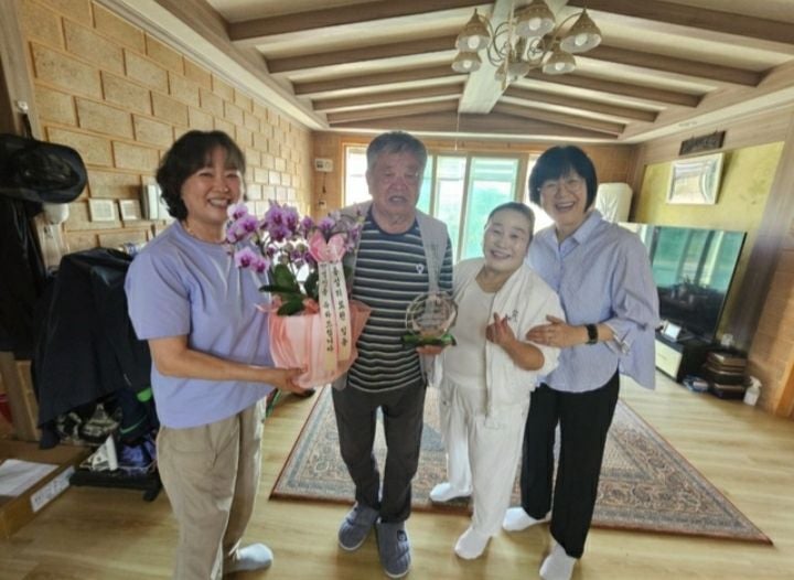 홍성의료원 호스피스 병동에서 사별한 환자의 배우자인 김지권(89세)씨는 먼저 떠나보낸 배우자를 향한 깊은 그리움을 이웃을 위한 나눔으로 승화시키며, 매년 호스피스 기금 마련을 위한 바자회에 사용해달라며 쌀을 기부해오고 있다. [사진제공 홍성의료원]