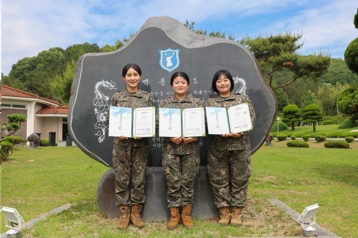 제32보병사단 소속 여군들이 소아암 환아를 위해 머리카락을 기부했다.(사진=제32보병사단 )
