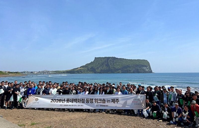 제주도 성산일출봉 올레길에서 진행한 2026년 롯데백화점 동행 워크숍 ESG 플로깅 체험 단체사진. [사진제공 롯데백화점]