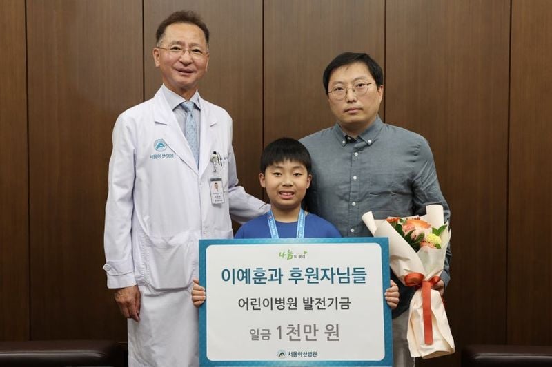 지난 27일 오후 서울아산병원에 이진규(오른쪽)씨는 이씨의 장남 이예성군(가운데)과 1000만원을 기부하고 최재원(왼쪽) 서울아산병원 대외협력실장과 기념 사진을 촬영하고 있다. (사진=서울아산병원)