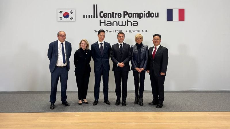지난 4월 3일 에마뉘엘 마크롱 프랑스 대통령이 국빈 방한 일정 중 여의도 소재 ‘퐁피두센터 한화’ 를 방문. [사진제공 한화]