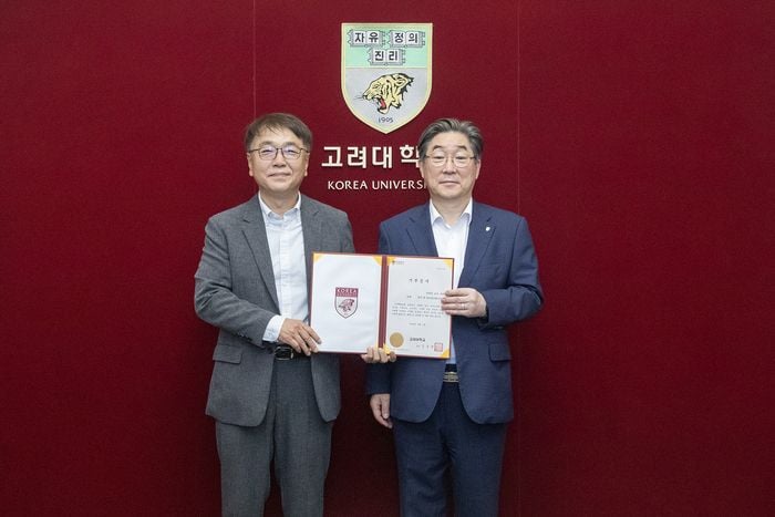 전영민 중앙대 창업경영대학원 겸임교수(왼쪽)와 김동원 고려대 총장. [고려대학교]