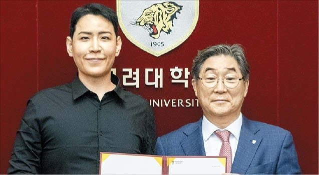 지난 2일 서울 성북구 고려대 본관에서 손세찬(왼쪽)씨와 김동원 고려대 총장이 기념 사진을 찍고 있다. 손씨는 모교인 고려대에 1억원을 기부했다. [고려대학교]