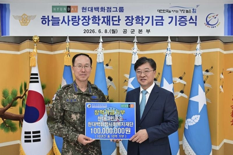 충남 계룡시 공군본부 무궁화회관에서 지난 8일 열린 '하늘사랑장학재단 장학기금' 기증식에서 박홍진 현대그린푸드 사장(사진 오른쪽)과 손석락 공군참모총장(사진 왼쪽)이 기념사진을 촬영하고 있다. [현대백화점그룹 제공]