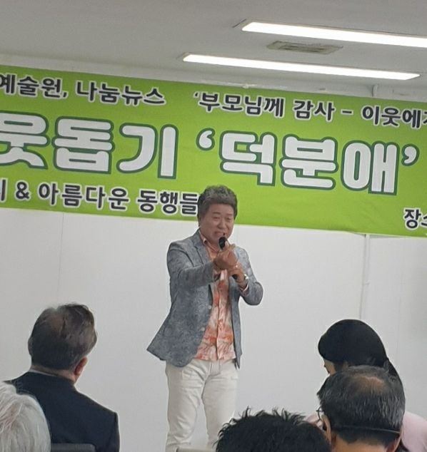 가수 구재영. 세미 트로트곡 ‘덕분에’는 경쾌한 디스코 리듬 위에 진정성 넘치는 가사가 더해져 듣는 이들에게 위로와 희망을 전하는 곡으로 이 노래를 부른 가수 구재영은 단순한 트로트 가수를 넘어, 따뜻한 영향력을 실천하는 사람이다. [사진제공 성연주 기자]