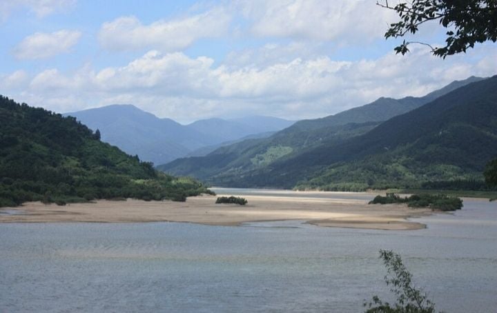 섬진강(蟾津江)은 전북특별자치도 진안군 백운면의 팔공산 자락의 옥녀봉 아래 데미샘이 발원지로, 재첩이 유명하다. 길이는 223 km로 소백산맥과 노령산맥 사이를 굽이쳐 흐르면서, 보성강과 여러 지류와 합쳐 광양만으로 흘러든다. 대한민국 5대강 중 수질이 가장 깨끗한 강으로 알려져 있다.[사진제공 위키백과]