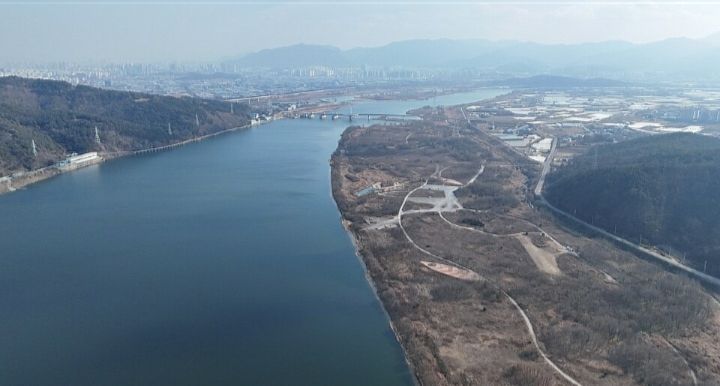 낙동강(洛東江, 문화어: 락동강)은 대한민국 강원특별자치도 태백시에서 시작되어 영남 지방 전역을 유역권으로 하며, 태백산맥을 원류로 하여 남해로 흐르는 강이다. 남한 지역에서는 가장 긴 강이고 한반도에서는 압록강과 두만강 다음으로 길다. [사진제공 위키백과] 