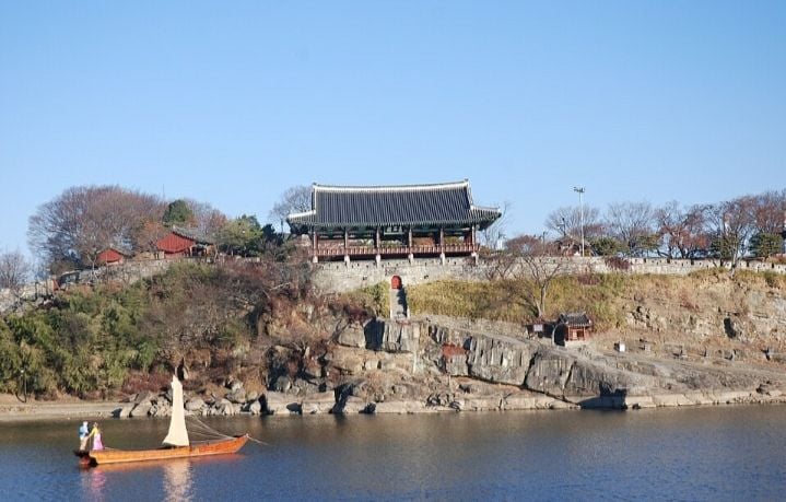 진주 촉석루(晋州 矗石樓)는 대한민국 경상남도 진주시 본성동, 진주성내에 위치해 있는 누각이다. 남강변 절벽 뒤편에 있는 촉석루는 진주성의 남쪽 장대로서, 군사를 지휘하는 사람이 올라서서 명령하던 대이기도 했다. 일명 장원루라고도 한다.[사진제공 위키백과]