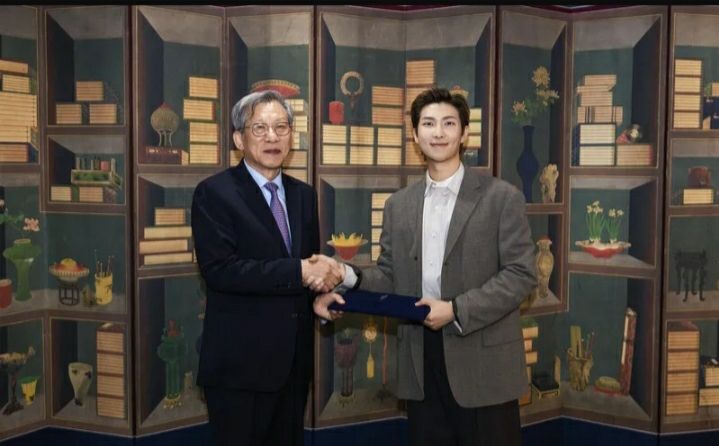 유홍준 국립중앙박물관장은 지난 19일 RM을 글로벌 홍보대사로 위촉했다. [사진제공 국립중앙박물관]