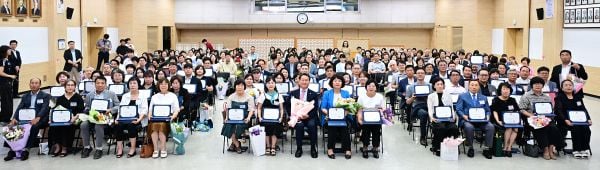지난 29일 유정복 인천광역시장이 2시청 대회의실에서 열린 '2026년 2분기 모범선행시민 및 우수 이·통장 표창 수여식'에서 수상자들과 기념촬영을 하고 있다. [사진＝인천시]