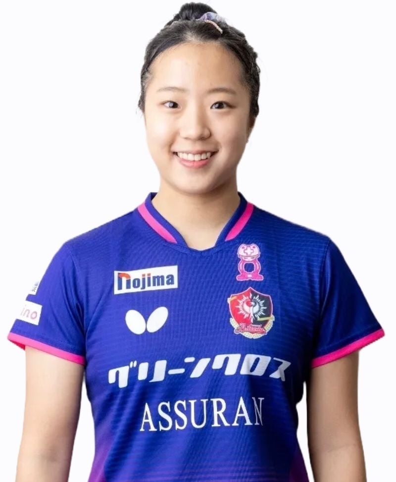 신유빈은 아버지가 탁구 선수 출신으로 탁구장을 운영해 4~5살 무렵부터 자연스레 탁구를 접하고 시작하게 되었다. 이후 두각을 나타내기 시작해 초등학생 때부터 탁구 신동으로 불리며 국가대표 상비군으로 활약, 2019년 만 14세 11개월 16일의 나이로 당시 한국 탁구사 최연소 국가대표가 되며 본격적으로 커리어를 쌓았다.