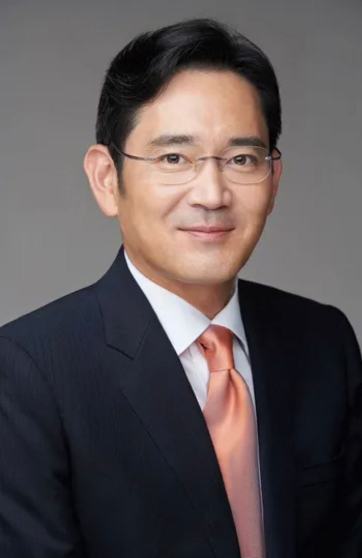 이재용(李在鎔, 1968년 6월 23일~)은 대한민국의 기업인이다. 삼성그룹 제3대 총수, 삼성전자 회장이다. 이건희 삼성그룹 회장과 홍라희 리움 관장의 아들이며, 이병철 삼성그룹 창업주의 손자, 홍진기 법무부·내무부 장관의 외손자이다.[사진제공 나무위키]