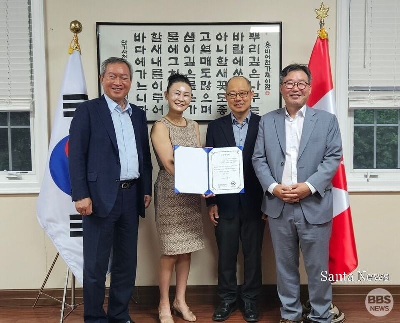 지난 7월 9일 문화유산회복재단 이상근 이사장(맨 오른쪽), 박현만 박물관관장(맨 왼쪽)이 캐나다 토론토 주토론토대한민국총영사관에서 열린 'ROM 한국관 살리기 기부 약정식'에서 김영재 총영사(오른쪽에서 두번째), 이현주 KRI 대표와 기념촬영을 하고 있다. [사진제공 KRI]