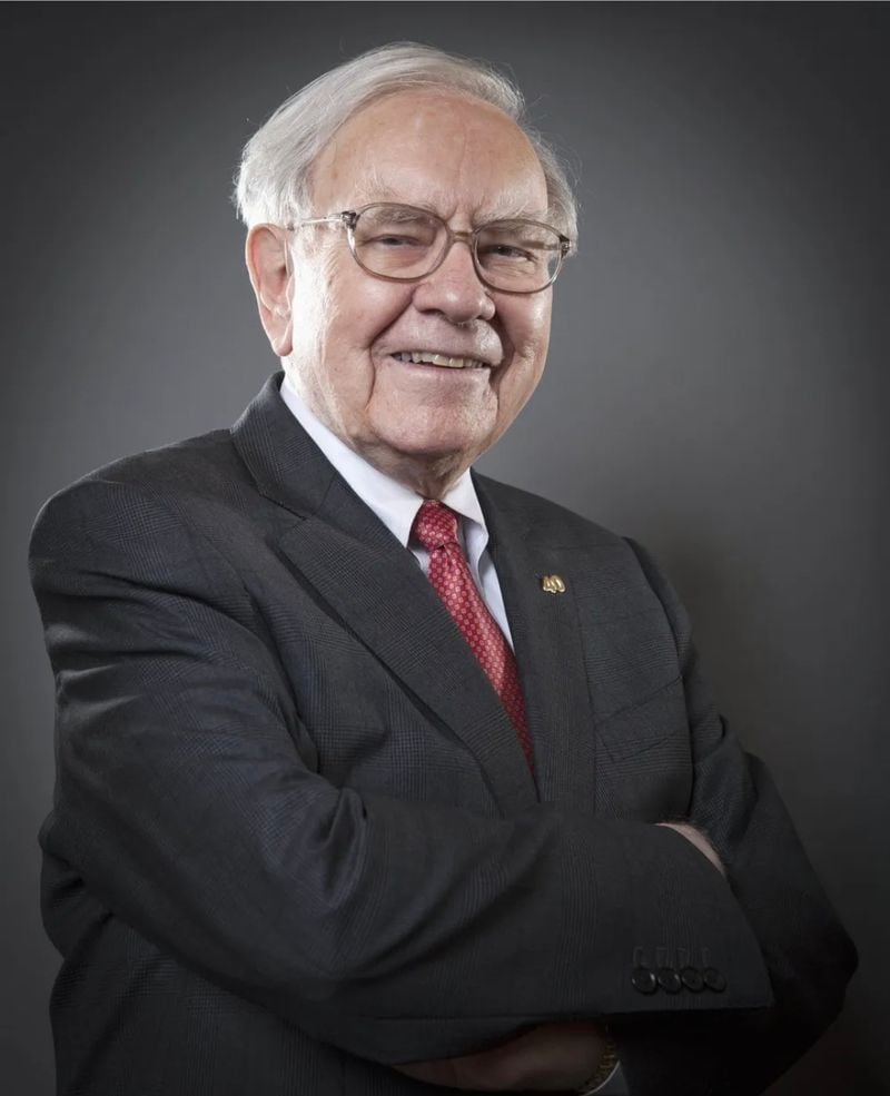 워렌 에드워드 버핏(영어: Warren Edward Buffett 워렌 버핏[*], 1930년 8월 30일~)은 미국의 기업인이자 투자가이다. 뛰어난 투자실력과 기부활동으로 인해 흔히 '오마하의 현인'이라고 불린다.[2] 2010년 기준으로, 포브스 지는 버핏 회장을 세계에서 3번째 부자로 선정하였다.[사진제공 나무위키]