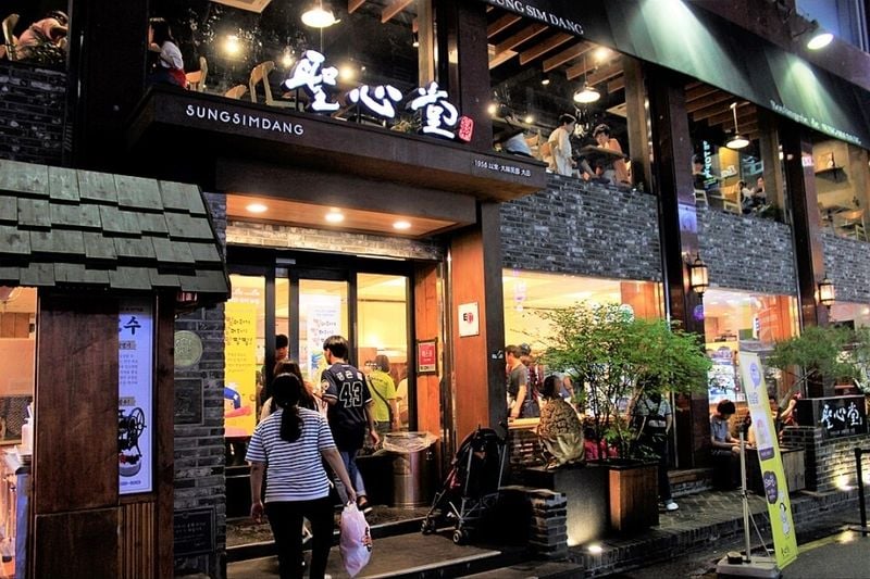성심당(聖心堂, 영어: Sungsimdang)은 대한민국 대전광역시에 소재한 향토 기업으로, 천주교 계열의 베이커리 제과점이다. 1956년 개업 이래 대전을 기반으로 꾸준히 성장해 왔으며, 지역성과 종교적 가치, 그리고 장인정신을 결합한 독자적 운영 철학으로 한국 제과업계에서 독보적인 위치를 차지하고 있다.[사진제공 위키백과]