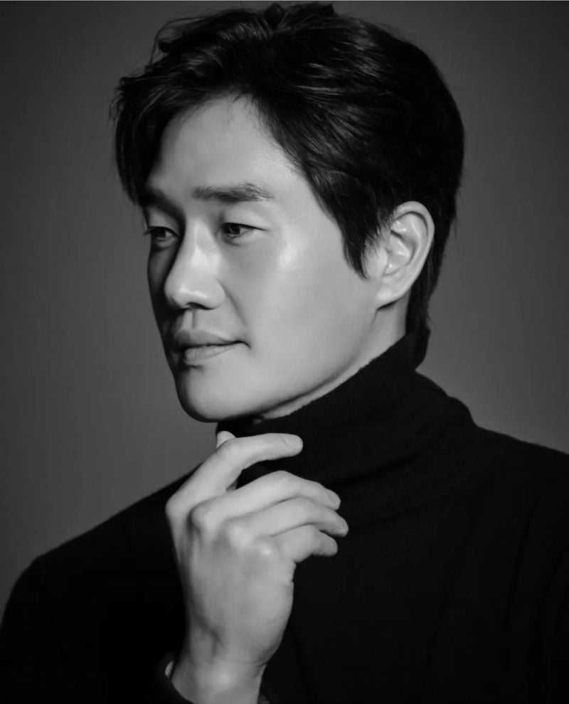 유지태(劉智泰, 1976년 4월 13일 ~ )는 대한민국의 배우, 영화 감독, 교수, 각본가, 연극 감독·연출·제작자이다. 본관은 강릉이며 5선 국회의원 유옥우(劉沃祐, 1914. 12. 4 ~ 1984. 3. 15)의 손자다. [사진제공 나무위키]