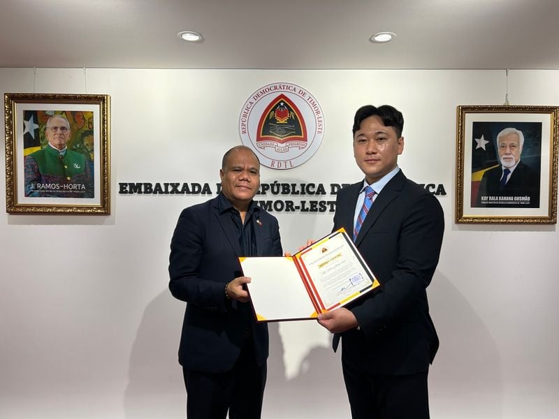 동티모르에 헌혈증을 기부한 동해해경청 외사계 신종원 경사가 주한동티모르대사관에게 감사장을 받고 있다.[사진=동해지방해양경찰청] 