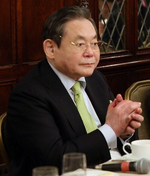 이건희(李健熙, 1942년 1월 9일~2020년 10월 25일)는 대한민국의 기업인으로 삼성 제2대 총수를 지냈다.[사진제공 위키백과]