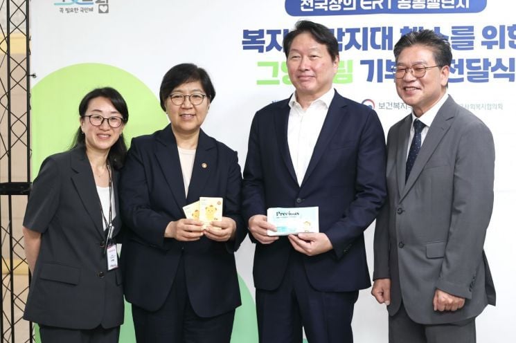 정은경 보건복지부 장관과 최태원 대한상공회의소 회장이 ‘그냥드림’에 비치된 화성특례시 공공생리대를 함께 들고 있다. [사진제공 화성시]