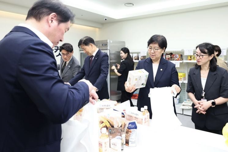 정은경 보건복지부 장관과 최태원 대한상공회의소 회장이 화성특례시 나래울복지관 그냥드림에서 그냥드림 꾸러미를 만들고 있다.[사진제공 화성시]