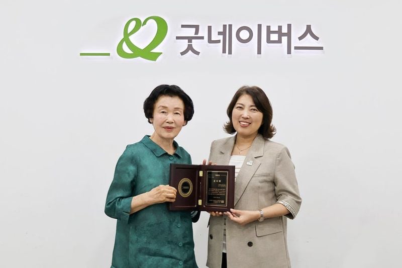 글로벌 아동권리 전문 비정부기구(NGO) 굿네이버스는 정숙자 후원자(85)를 고액 기부자 모임 ‘더네이버스아너스클럽’ 회원으로 등재했다고 21일 밝혔다. 굿네이버스 회관에서 진행된 등재식에서 정숙자 후원자(왼쪽)와 전미선 굿네이버스 사무총장이 기념사진을 촬영하는 모습. 굿네이버스 제공 아파트 재개발로 얻은 자산 일부를 도움이