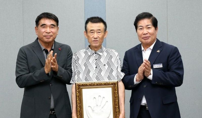 전남광주통합특별시 고흥군은 16일 군청 팔영산홀에서 명충만 씨(가운데)의 취약계층 후원금과 고흥군교육발전기금 등 총 3억 원 기부식을 개최했다. [사진제공 고흥군]