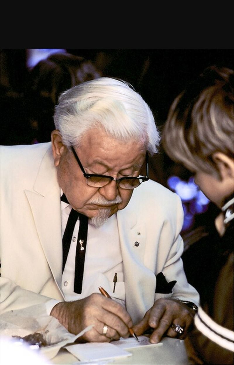 커널 샌더스(Colonel Sanders, 한국어: 샌더스 대령)로 널리 알려져 있는 할랜드 데이비드 샌더스(Harland David Sanders, 1890년 9월 9일~1980년 12월 16일)는 KFC를 창업한 미국의 기업인으로, KFC를 상징하는 마스코트이기도 하다. 그의 사진은 KFC 매장 어디에서나 볼 수 있으며, 때때로는 KFC를 대신하는 이름으로도 사용된다. [사진제공 위키백과]