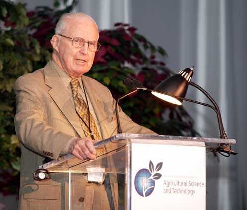 노먼 볼로그(Norman Borlaug, 1914년 3월 25일 ~ 2009년 9월 12일)는 미국의 농학자이며 식물병리학자이다. 세계적인 식량 증산에 기여하여 녹색 혁명을 이끈 공로로 1970년에 노벨 평화상을 수상하였다. [사진제공 위키백과]