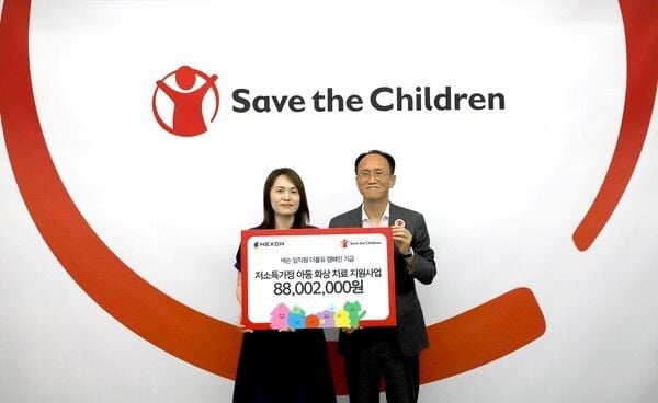 서울 마포구 세이브더칠드런 본사에서 지난 30일 열린 행사에서 (왼쪽부터)넥슨코리아 사회공헌팀 최연진 팀장과 세이브더칠드런 김희권 ESG사업부문장이 기념촬영하는 모습. [사진제공 LG CNS]