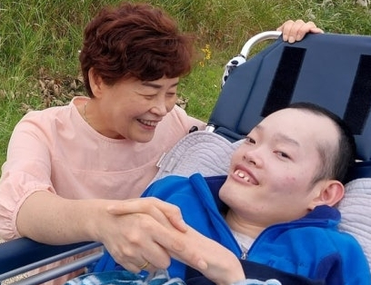 장기기증 후 세상을 떠난 故 소인후(오른쪽) 씨와 어머니 양영희 씨. [사진제공 한국장기조직기증원]